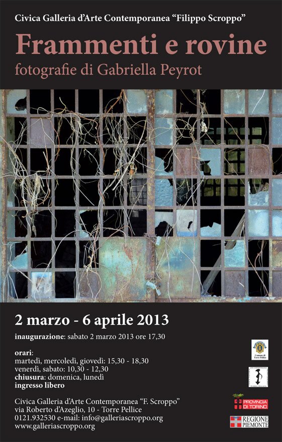 Locandina della mostra "Frammenti e rovine" fotografie di Gabriella Peyrot Locandina della mostra "Frammenti e rovine" fotografie di Gabriella Peyrot